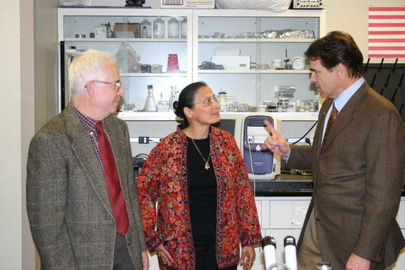 Henryk and Bharti Temkin welcomed former Texas Governor James Richard Perry during his visit to the Nano Tech Center (NTC) at Texas Tech University. 